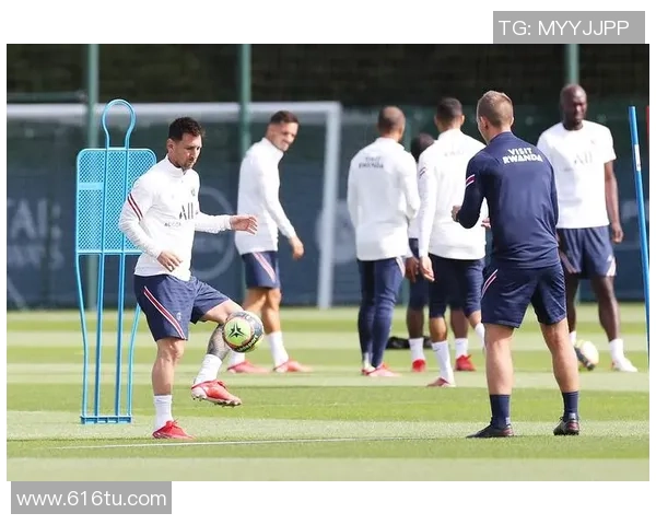 梅西在训练场上的精彩瞬间与足球技巧的完美展现 梅西在训练场上的精彩瞬间与足球技巧的完美展现