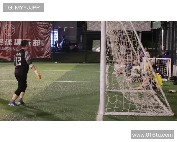 足球明星精彩射门瞬间高清图片展现足球魅力与激情的完美结合 足球明星精彩射门瞬间高清图片展现足球魅力与激情的完美结合